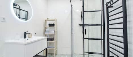 Regadera, secadora de cabello, toallas, jabón