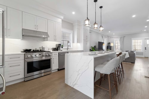 Brand New LUX-2 Level Living•Harvard•MIT•Subway•Cambridge• 2 Parkings +Garage