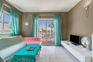 TV - Callao Penthouse for Holidays with Balcony and Wi-Fi (Callao Salvaje)
