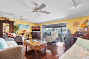 Living area - Calle Uno Waterfront Retreat with Private Dock (Key West)