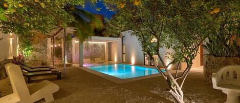 Superior suite, terras, uitzicht op tuin | Zwembad