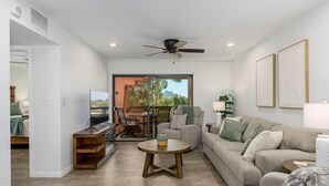 Living area - Casa Sage Penthouse with Golf Course & Mountain View (Phoenix)
