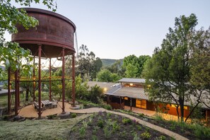 Outdoor dining - The perfect spot for family and friends (Bright)