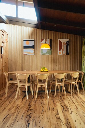 Dining - The perfect spot for family and friends (Bright)