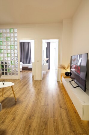 Room - Nice 2-bedroom apartment with AC in heart of Tiranë (Tiranë)