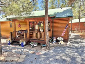 Property grounds - Peaceful Pines - Couples Dream Getaway! (Overaard)