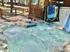 Outdoor spa tub - Peaceful Pines - Couples Dream Getaway! (Overaard)