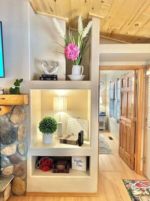 Interior - Peaceful Pines - Couples Dream Getaway! (Overaard)