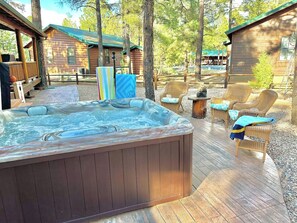 Outdoor spa tub - Peaceful Pines - Couples Dream Getaway! (Overaard)