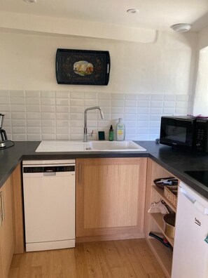 Fridge, microwave, oven, dishwasher - Le Verger - VEBRON - Gîte (VEBRON)