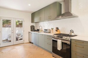 Wasserkocher mit Kaffee-/Teezubehör, Kühlschrank, Mikrowelle, Ofen