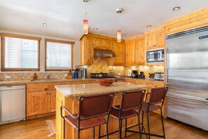 Fridge, microwave, oven, stovetop - Telluride Trails Retreat: 3BR/2BA - Hot Tub/Sauna (Telluride)