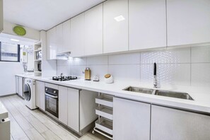 Refrigerador, microondas, parrilla de estufa y tostadora 