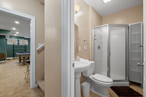 Shower, hair dryer, towels, soap - Bohemian 4BR CWE Villa•Game Room•Garage•Patio•Yard (St. Louis)