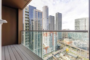Property grounds - Modern 2BDR in Canary Wharf with Balcony Views (Greater London)