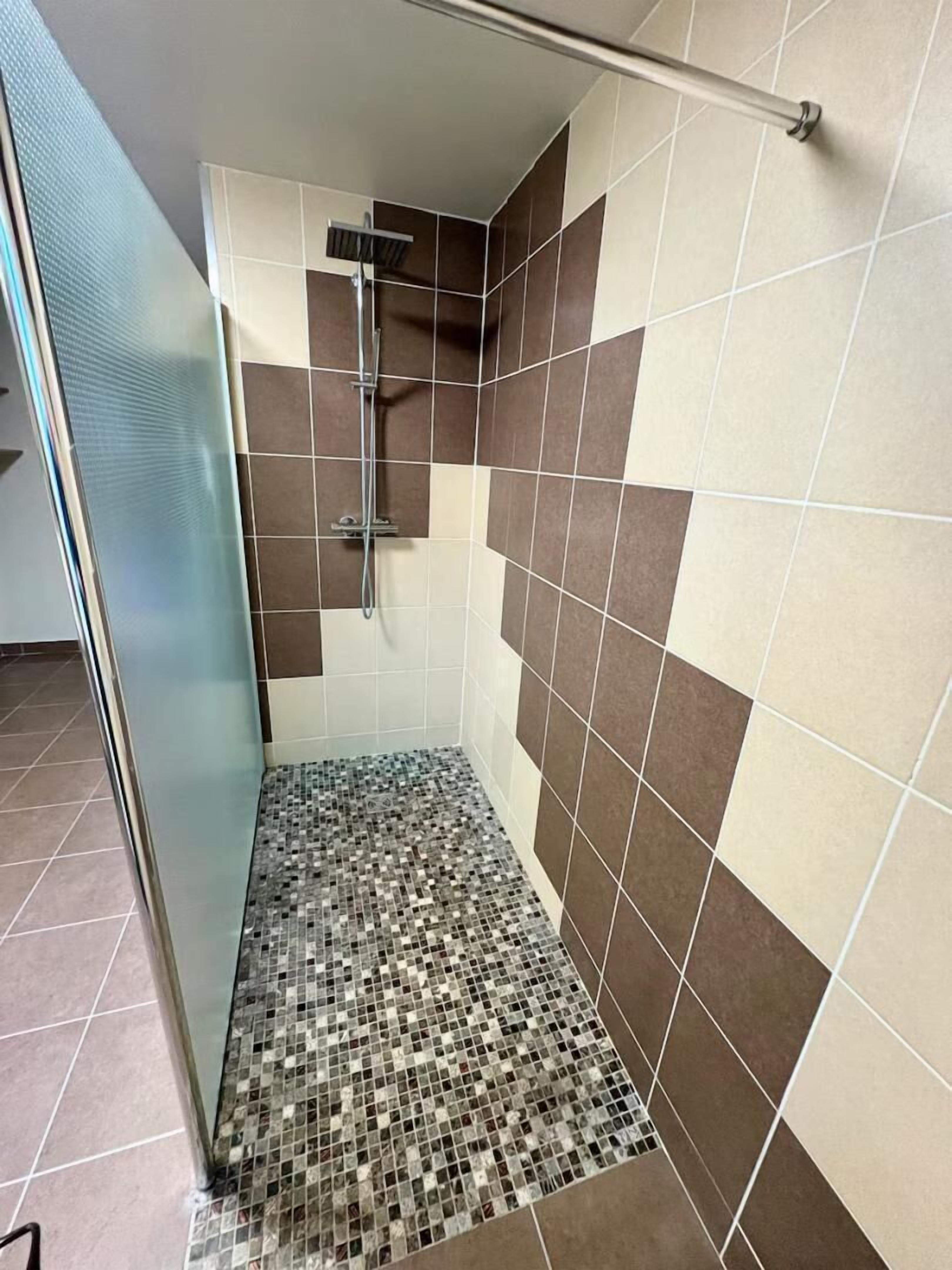 Een douche, een haardroger, handdoeken