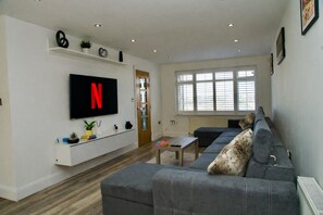 Living area - Spacious House Near Rochester Sleeps 10 (Rochester)