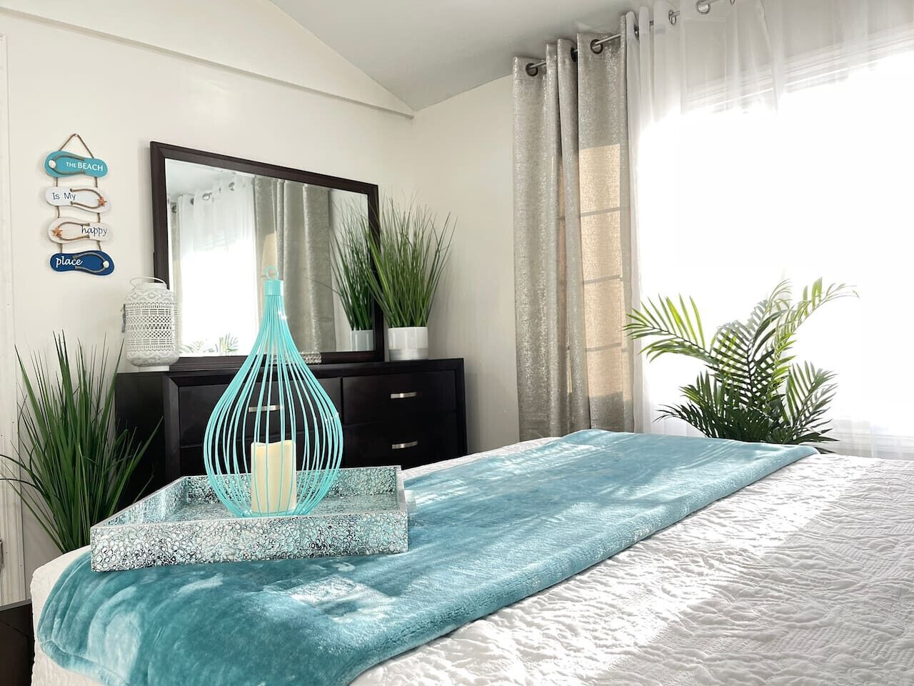 Desk, iron/ironing board, WiFi, bed sheets