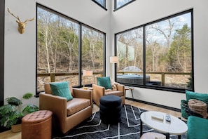 Smart TV, chimenea y libros 