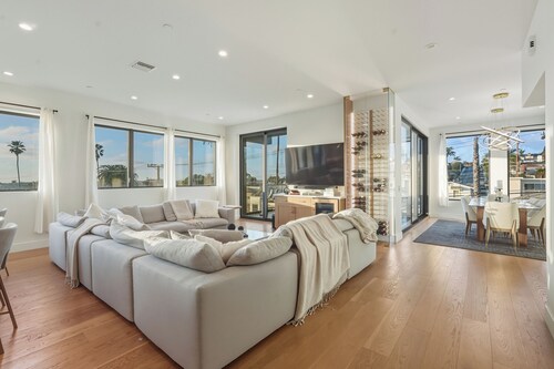 Spacious 4-bedroom modern house in beautiful Hermosa Beach!