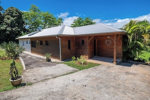 Il s’agit d’un bâtiment d’un seul étage, doté d’un toit en pente, d’un porche abrité et d’un petit jardin agrémenté de plantes en pot.
