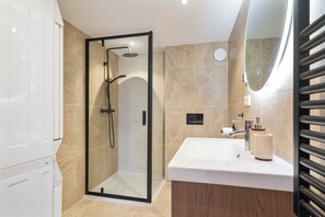 Hair dryer, towels, soap, shampoo - Casa Florita - Cozy apartment in Noordwijkerhout. (Noordwijkerhout)