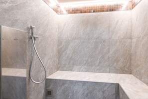 Shower, hair dryer, bidet, towels - MGH Luxury- Romantic SPA & Relax (Soiano)