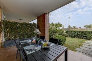 Outdoor dining - MGH- Lake Serenity Apartment (Padenghe sul Garda)