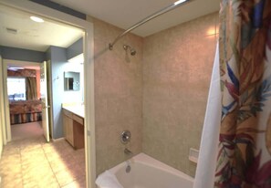 Shower, hair dryer, towels - Shipyard Villa, Lagoons, Golf, Pool & Beach Nearby (Hilton Head Island)