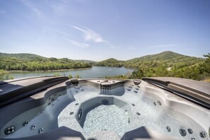 Outdoor spa tub - Elk Lodge on Norris Lake (Tazewell)