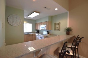 Fridge, microwave, oven, stovetop - Shipyard Getaway, Pool, Lagoons, Golf & Beach (Hilton Head Island)