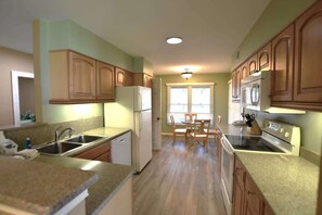Fridge, microwave, oven, stovetop - Shipyard Escape, Beach Access, Pool, Golf & Lagoon Views (Hilton Head Island)