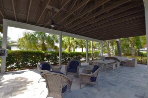 Outdoor dining - Shipyard Stay, Sleeps 6, Pool, Beach Access & Golf (Hilton Head Island)