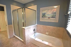 Shower, hair dryer, towels - Shipyard Stay, Sleeps 6, Pool, Beach Access & Golf (Hilton Head Island)