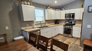 Fridge, microwave, oven, stovetop - Peaceful Cabin Minutes from Soldotna and the Kenai River (Soldotna)