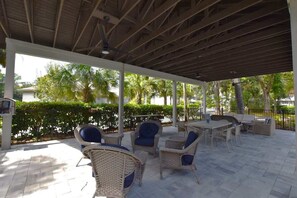 Outdoor dining - Hilton Head Haven, Pool, Free Parking & Beach Access (Hilton Head Island)