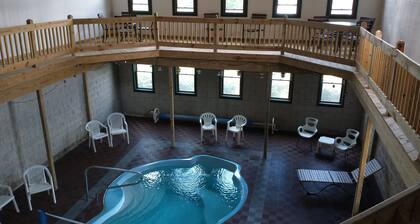 Deluxe 6000sqft LakeHouse,Indoor Pool,Sandy Beach,on 2acres,Pontoon,Kayaks,Docks