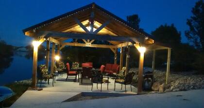 Deluxe 6000sqft LakeHouse,Indoor Pool,Sandy Beach,on 2acres,Pontoon,Kayaks,Docks