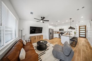 Living area - Modern 3BR Townhome on Hole 2 (Point Venture)