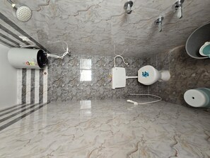 Toallas, jabón, papel de baño 