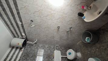 Serviettes fournies, savon, papier toilette