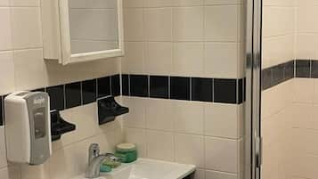 Deluxe Double Room, City View | Bathroom