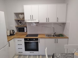 Réfrigérateur, four à micro-ondes, un four, surface de cuisson
