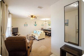 Living area - Charming 2bd/2ba condo in Gulf Shores/ Walking distance to the beach (Gulf Shores)