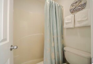 Hair dryer, towels, toilet paper - Charming 2bd/2ba condo in Gulf Shores/ Walking distance to the beach (Gulf Shores)
