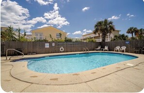 Pool - Charming 2bd/2ba condo in Gulf Shores/ Walking distance to the beach (Gulf Shores)