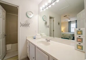 Sèche-cheveux, serviettes fournies, papier toilette
