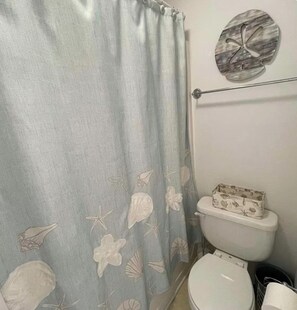 Sèche-cheveux, serviettes fournies, papier toilette