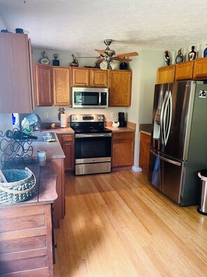 Private kitchen - Love Shack on 12 acre horse farm (McClellanville)