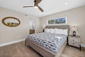 3 bedrooms, desk, travel cot, WiFi - Waterfront 3 Bedroom Condo with Beach Access Walkable to Everything. (Englewood)